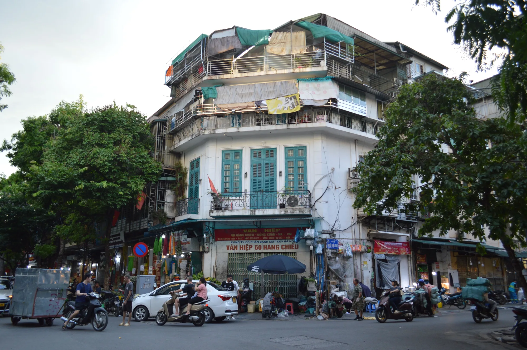 Vietnam Halong Bay & Hanoi Explorer